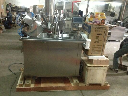 سعر جيد آلة تعبئة الكبسولة شبه الأوتوماتيكية عالية الكفاءة تستخدم على نطاق واسع عملية بسيطة الانترنت