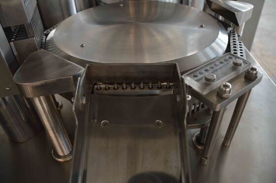 سعر جيد آلة تعبئة مسحوق الكبسولة الأوتوماتيكية مع 200 كبسولة / دقيقة الانترنت